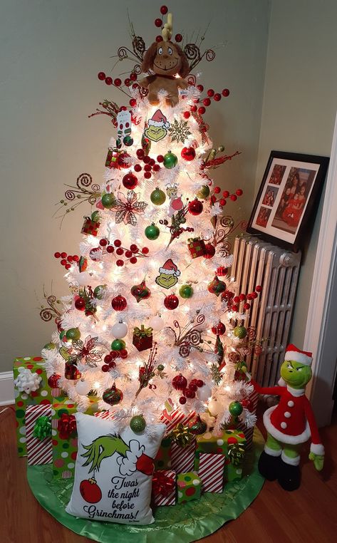 Grinch Christmas Decorations White Tree, Chromas Trees Ideas, White Grinch Christmas Tree Ideas, Easy Grinch Christmas Tree, Grinch Christmas Tree Skirt, Grinch Christmas Tree Simple, How The Grinch Stole Christmas Tree, Grinch White Christmas Tree, White Grinch Christmas Tree