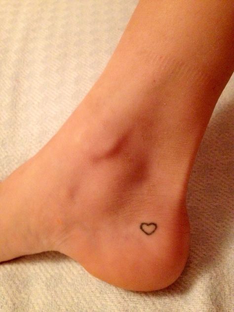 Simple heart tattoo love the placement Inner Ankle Tattoos, Herz Tattoo Klein, Heart Tattoo Ankle, Cute Ankle Tattoos, Ankle Tattoo Designs, Small Heart Tattoos, Ankle Tattoos For Women, Herz Tattoo, Ankle Tattoo Small