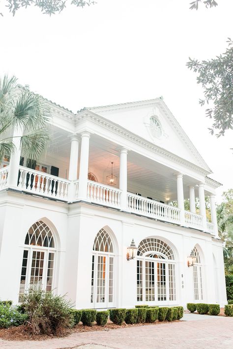 If you are planning a southern wedding, South Carolina Wedding Venues do not disappoint. See more on our blog post about all the must-see Wedding Venues that South Carolina has to offer. #southcarolina #southern #wedding #venues #photographer #photography Columbia Sc Wedding Venues, Wedding Venues In South Carolina, Wedding Venues Charleston Sc, Southern Estate Wedding, Old Money Southern Wedding, Southern Wedding Colors, Low Country Wedding South Carolina, Southern Coastal Wedding, Classy Southern Wedding