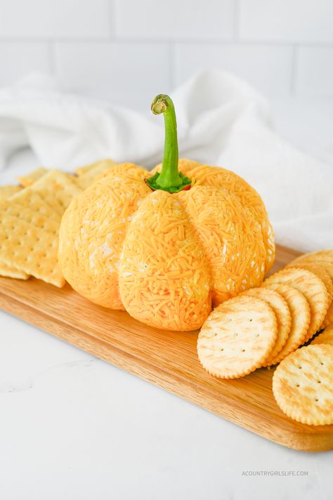 Learn how to make a pumpkin cheese ball recipe the EASY WAY! This make ahead fall appetizer is perfect for any party or get together! Party Treats Ideas, Pumpkin Cheese Ball Recipe, Halloween Cheese Ball, Pumpkin Cheese Ball, Spooky Soiree, Fall Appetizers Easy, Happy Hour Appetizers, Cheese Ball Recipes Easy, Fall Appetizer