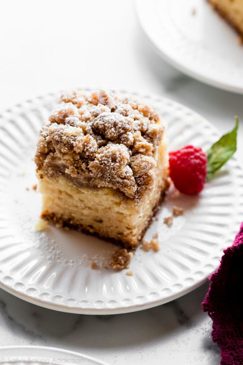 Buttery tender crumb cake topped with DOUBLE the cinnamon crumb cake topping. Big, giant crumbs are soft and buttery and pile high on this classic New York style breakfast crumb cake. Recipe on sallysbakingaddiction.com New York Crumb Cake Recipe, Sourdough Breakfast Recipes, Crumb Cake Topping, Sourdough Breakfast, Cinnamon Crumb Cake, Crumb Cake Muffins, Blueberry Bread Recipe, Crumb Cake Recipe, Full Fat Yogurt