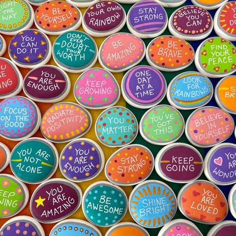 Happy Rocks Painted Stones, Positivity Pebbles, Colorful Gift Wrapping, Shredded Tissue Paper, Positive Gift, Painted Rocks Craft, Painted Rocks Diy, Rock Painting Patterns, Cadeau Diy