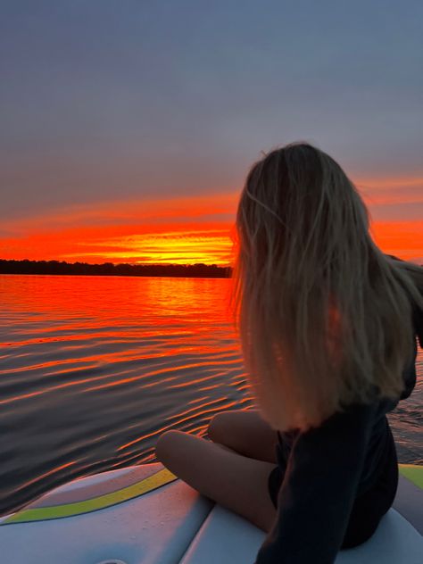 Lake Aestethic, Lake Inspo Pics, Lake Photography Ideas, Aestethic Sunset, Lake Aesthetics, Teen Vacation, Lake Instagram Pictures, Boat Photoshoot, Lake Vibes