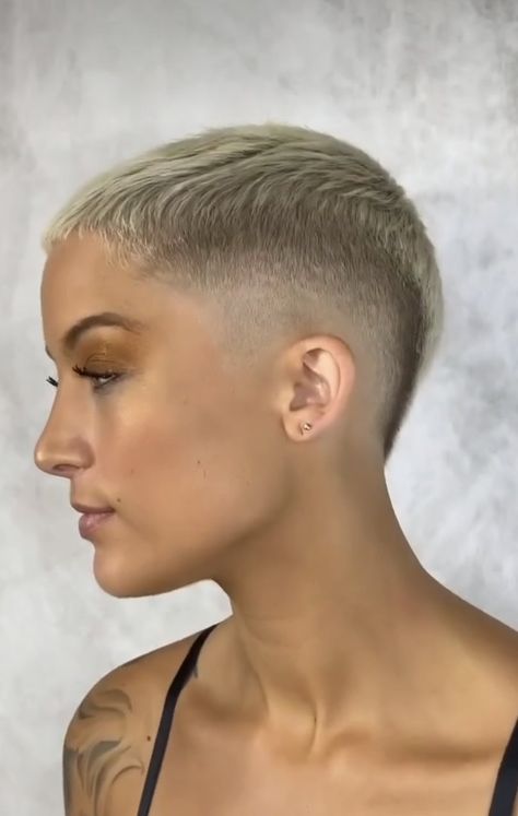 Burst Fade Women, Widows Peak Buzzcut, Buzzcut Women Grow Out, Women’s Fade Buzzcut, Pixie Haircut Halsey, Blonde Buzzcut Woman, Buzzcut Widows Peak, Fade Haircut Women, Very Short Pixie Cuts