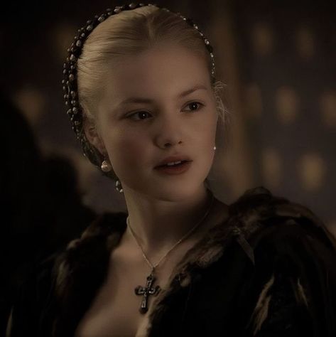 1400s Fashion, Daena Targaryen, Ivory Gloves, The Borgia, Holliday Grainger, Lucrezia Borgia, Perfect Eyelashes, The Borgias, Desired Reality