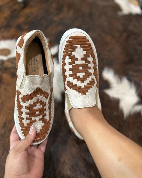 🌼🌵AGAVE SKY DAKOTA SNEAKERS🌵🌼 Vintage crackled genuine leather western sneaker with cognac woven accents and elastic closure for comfort . Perfect for everyday Curvy Girl Dress, Texas Boutique, Rancher Hat, Concho Belt, Casual Bottoms, Rings Jewelry Fashion, Silver Jewellery Sets, Purse Strap, Hat Band