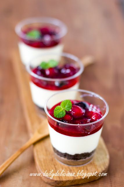 dailydelicious: Per la vostra dolce No.3 di San Valentino: mousse al cioccolato bianco con gelatina di frutti di bosco White Chocolate Mousse Cups, Cherry Cheesecake In A Cup, Mixed Berry Jelly, Oreo Cups, Berry Deserts, Chocolate Raspberry Mousse Cups, Cherry Cheesecake Brownie Cups, Jelly Ideas, Berry Desert