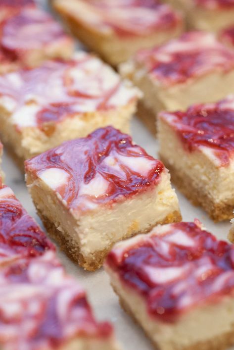 Beautiful Lemon and Raspberry Cheesecake Bars Lemon Raspberry Cheesecake Bars, Raspberry Lemon Cheesecake, Lemon Raspberry Cheesecake, Lemon And Raspberry, Raspberry Cheesecake Bars, Lemon Cheesecake Recipes, Lemon Cheesecake Bars, Raspberry Desserts, Flat Cakes