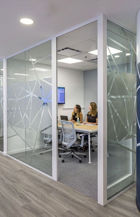 Espacios privados en oficinas de Comviva en Buenos Aires. Proyecto a cargo de Intro Arquitectura. Office Cubicle Design, Tech Mahindra, Law Firm Office, Cubicle Design, Office Cubicle, Modern Office Design, Salon Interior Design, Open Spaces, Coworking Space