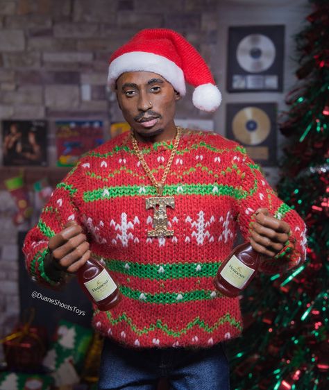 Hood Christmas Aesthetic, Tupac Christmas, Wallpaper 2pac, Hiphop Christmas, Celebrity Ear Piercings, Tupac Art, Funny Christmas Pictures, Celebrity Airport Style, Tupac Pictures