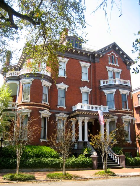 savannah, ga Southern Plantations, Victorian Beauty, Victorian Style Homes, Looks Country, House Deck, Brick Architecture, Southern Homes, Victorian Houses, Victorian Architecture