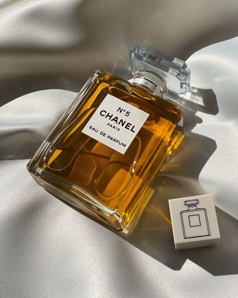 𝐋𝐨𝐫𝐢𝐧𝐝𝐚 𝐕𝐨𝐠𝐞𝐬 on Instagram: “Happy 100th birthday to one of my most favourite fragrances and perhaps the most recognised fragrance in the world, Chanel No. 5 💛💫…” Chanel N 5, Chanel No5, Happy 100th Birthday, Stile Blair Waldorf, Chanel Fragrance, Chanel N° 5, Perfume Bottle Design, Perfume Body Spray, Perfume Packaging