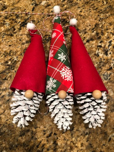 Rose Pine Cone Crafts, Christmas Ornaments With Pine Cones, Pine Cone Santa Ornaments, Thanksgiving Pinecone Crafts, Christmas Pine Cone Ideas, Craft With Pine Cones, Pinecone Santas, Santa Crafts For Adults, Pinecone Santa