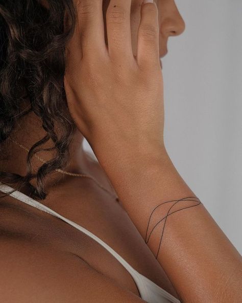 2024's Biggest Tattoo Trends, According To Experts Tattoo Two Hands, Female Arm Band Tattoo, Japanese Armband Tattoo, Minimalist Line Tattoo, Rectangle Tattoo, Arm Cuff Tattoo, Bracelet Tatoo, Tattoo Armband, Continuous Line Tattoo