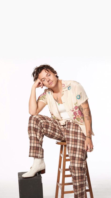 Harry Styles Fits, Harry Styles Concert Outfits, Harry Styles Haircut, Aesthetic Lockscreen Wallpaper, Harry Styles Photoshoot, Harry Styles Lockscreen, Harry Styles Outfit, Harry Styles Smile, Gender Fluid Fashion