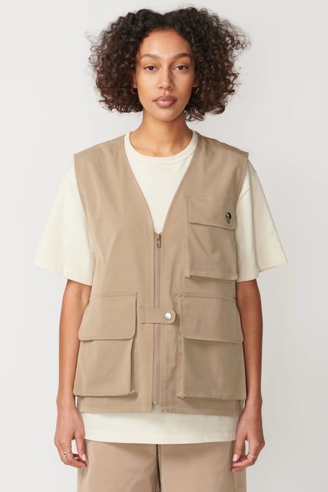 Utility Vest Outfit, Outer Outfit, Vest Outfits For Women, Pocket Vest, Polo Shirt Design, Japan Outfit, Outfit Korean, Utility Vest, Linen Fashion