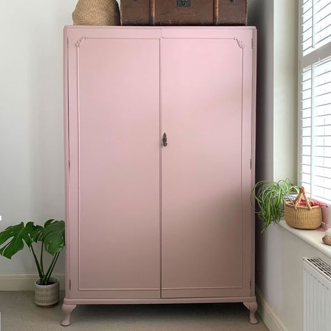 Painted Wardrobe Ideas Inspiration, Metal Wardrobe Makeover, Wardrobe Transformation, Dusky Pink Furniture, Wardrobe Revamp Furniture, Dusky Pink Wardrobe, Vintage Wardrobe Makeover, Pale Pink Painted Furniture, Wardrobe Upcycle Ideas