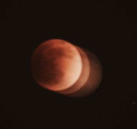 Orange Photos Aesthetic, Twlight Eclipse Aesthetic, Moon Eclipse Aesthetic, Lunar Eclipse Aesthetic, Eclipse Core, Aesthetic Eclipse, Blood Moon Aesthetic, Solar Eclipse Aesthetic, Loona Core