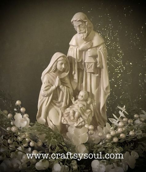 Create this beautiful Nativity centerpiece for the holiday season. So serene and elegant! Diy Winter Gifts, Nativity Sets Display, Christmas Nativity Scene Display, Nativity Scene Display, Christmas Tea Party, Centerpiece Diy, Christmas Florals, Winter Diy Crafts, Floral Crafts