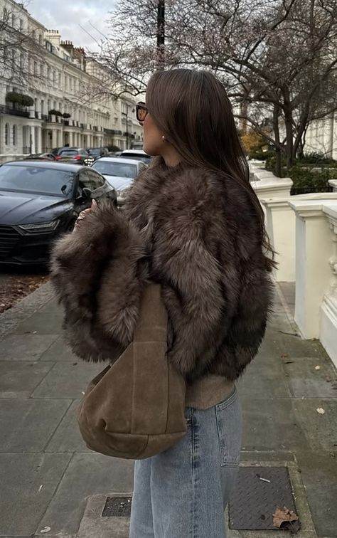 La Outfit Aesthetic, Outfit Ideas Fur Coat, City Winter Aesthetic Outfit, Cozy Movie Outfit, Nye Outfits Cold Night, Outfit Inspo Jacket, Cropped Black Fur Coat Outfit, Night Out In Nyc Outfit Winter, Dallas Nightlife Outfit