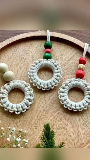 Easy Macrame Wreath, Macrame Wreath Ornament, Macrame Christmas Tree Ornaments, Macrame Knots Diy, Macrame Wreath, Macrame Christmas Tree, Easy Macrame, Macrame Christmas, Wreath Ornament