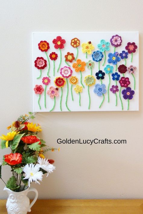 Crochet flower wall art hanging on the wall. Knitted Art, Crochet Wall Art, Flower Picture Frames, Chic Crochet, Crochet Cord, Crochet Business, Crochet Decoration, Easter Crochet, Crochet Flower Patterns