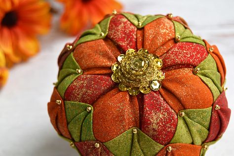 spiced-pumpkin-quilted-no-sew-ornament-decor-7 Fabric Pinecones, No Sew Quilted Ornaments, No Sew Ornaments, Fabric Pumpkins No Sew, Autumn Ornaments, Pumpkin Patch Craft, Diy Quilted Christmas Ornaments, Sew Ornaments, Pumpkin Fabric