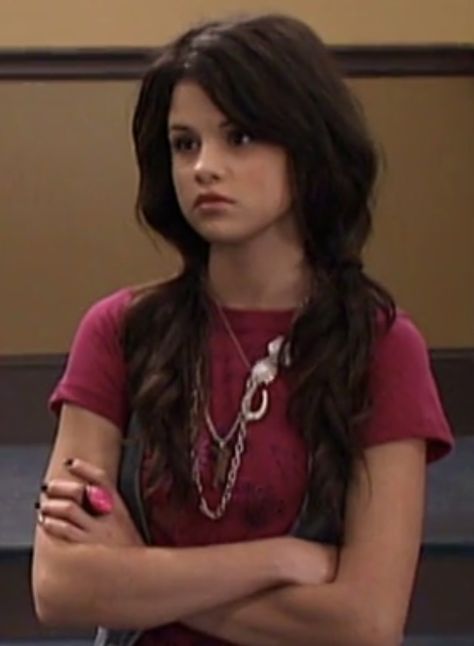 Alex Russo Hair, Alex Russo Aesthetic, Alex Russo Outfits, Highschool Dream, Selena Gomez Hair, Alex Russo, Selena Gomez Cute, Beer Outfit, Wizards Of Waverly Place