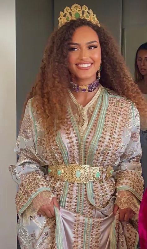 Curly hair Festive Fitted V-neck Kaftan, Moroccan Kaftan Aesthetic, Luxury Bohemian V-neck Kaftan, Moroccan Caftan Caftan Shop, Algerian Dress Kaftan, Moroccan Bride, Decent Wallpapers, Moroccan Culture, Classy Girl