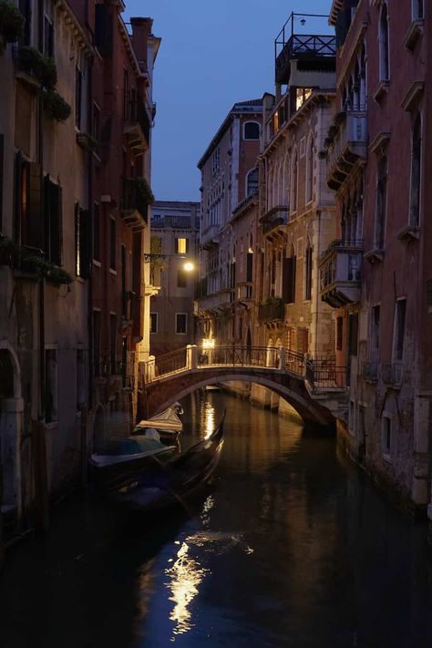 10 Best Things to in Venice at Night - SSW. Almafi Coast Italy, Venice At Night, Shadow Architecture, Venice Photography, Travel Questions, Venice Canals, Holiday Places, Italy Photography, Italy Aesthetic