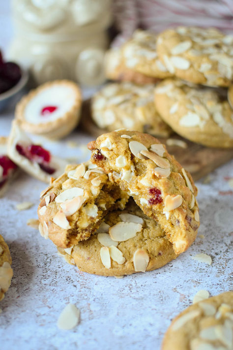 These Cherry Bakewell NYC Cookies are packed to the brim with almond flavour, sweet pops of cherry and studded with hunks of white chocolate. Winter Baking Ideas, Parkin Recipes, Nyc Cookies, Mr Kipling, Beautiful Recipes, Cherry Bakewell, Winter Baking, Easy Lunch Boxes, Bakewell Tart