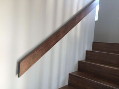 Stair railing that does not use metal brackets Handrail Ideas, Banister Remodel, Diy Stair Railing, Wall Mounted Handrail, Wood Handrail, Stair Rails, Handrail Design, Staircase Handrail, Wall Railing