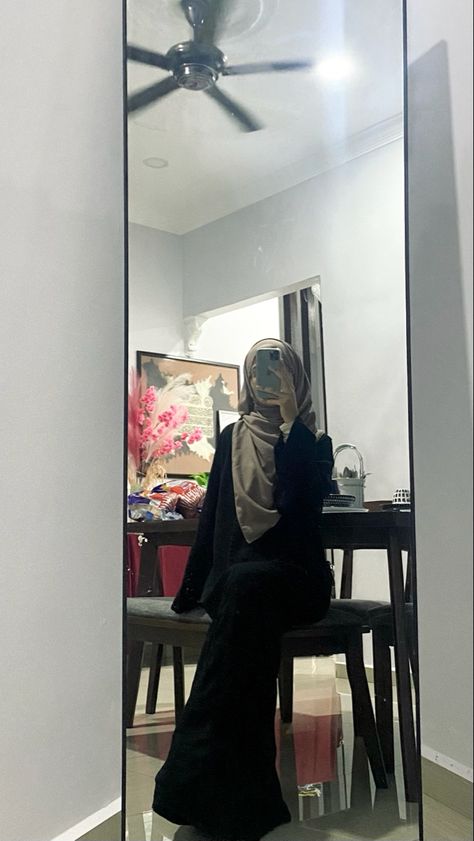 Perempuan Malaysia Ootd, Foto Cewek Hijab Aesthetic, Good Night Story, Ootd Poses, Muslimah Outfit, Self Pictures, Muslim Style, Malaysia Airlines, Girls Mirror