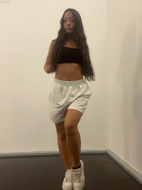 Sweat Shorts Outfit Streetwear, White Baggy Shorts Outfit, Short Sweats Outfit, Nike Sweat Shorts Outfit Women, Jordan Shorts Outfits Women, Sweat Shorts Outfit Black Women, Long Sweatshorts Outfit, Black Nike Sweats Outfit, Jogging Shorts Outfit Women