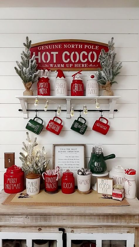 Hot Cocoa Bar Christmas, Christmas Hot Chocolate Bar, Layout Kitchen, Makeover Kitchen, Wallpaper Kitchen, Christmas Apartment, Kitchen Decorating Ideas, Wall Decor Kitchen, Christmas Hot Chocolate