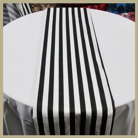 Wedding Decorations Black, Black White Parties, Table Runner Wedding, Fun Wedding Decor, Chef Kitchen, Mantel Redondo, Kinds Of Fabric, Vintage Circus, Beautiful Centerpieces