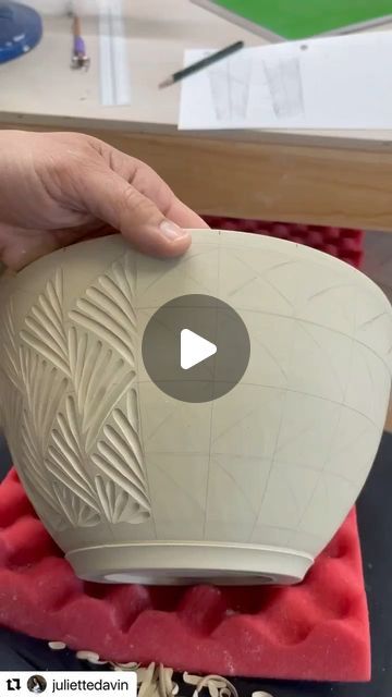 Carving Designs Ceramics, Pottery Designs Carving Easy, Carving Pottery Ideas Patterns, Pottery Carving Ideas Patterns, Carved Pottery Ideas, Pottery Carving Ideas, Carving Clay, Pottery Carving, Carving Ideas