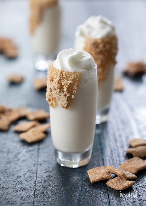 Cinnamon Toast Crunch Shot Cinnamon Toast Crunch Shots, Christmas Cocktail Ideas, Holiday Punch Recipes, Cinnamon Toast Crunch Shot, Spicy Jalapeno Margarita, Grapefruit Mojito, Ice Cream Float Recipes, Shots Jello, Unique Cocktail Recipes