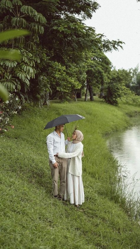 Prewedding Ideas Outdoor Casual, Prewedding Ideas Casual Hijab, Prewedding Vintage, Ide Prewedding, Prewed Concept, Couple Foto, Prewedding Pose, Pre Wedding Photoshoot Theme, Photoshoot Theme