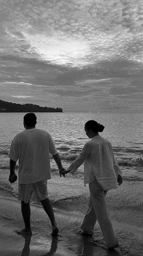 Romantic Beach Couple, Beach Couple Poses, Creative Beach Pictures, Family Motivation, Couples Beach Photography, Couple Beach Pictures, Beach Photo Inspiration, Travel Pose, Beach Couple