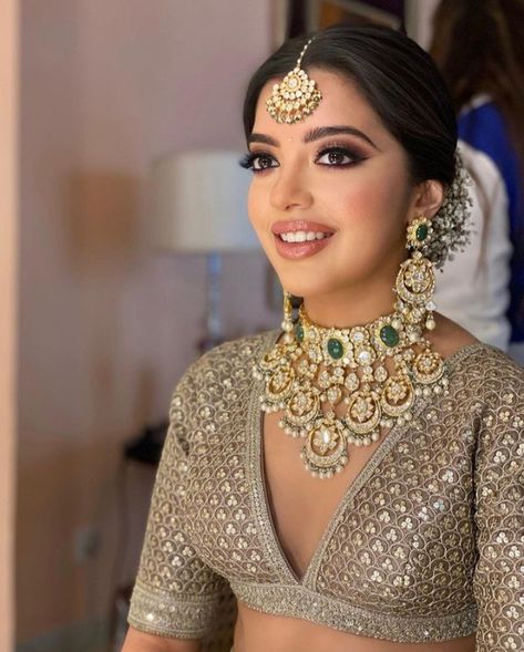 Mehendi Makeup, Amazing Wedding Makeup, Bridal Hairstyle Indian Wedding, Indian Wedding Makeup, Light Makeup Looks, Bridal Jewellery Inspiration, Sabyasachi Bride, Indian Wedding Bride, Indian Bridal Photos