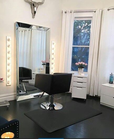 I need this mini salon in my house Salon Suite Decor, Salon Interior Design Ideas, Nail Salon Interior Design, Beauty Salon Interior Design, Home Hair Salons, Home Beauty Salon, Hair Salon Interior, Salon Suites Decor, Hair Salon Decor