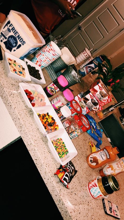 ↞∙∙inspiregirl175∙∙↠ Sleepover Snacks, Lots Of Food, Sleepover Food, Junk Food Snacks, Fun Sleepover Ideas, Sleepover Party, Food Goals, Slumber Parties, Tea House