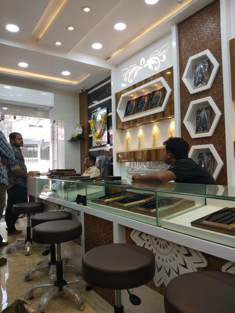 Interior Design Indian, Jewelry Shop Display, Jewelry Store Interior, Jewelry Store Displays, Jewelry Store Design, Jewellery Shop Design, Showroom Interior Design, Jewellery Showroom, Store Interiors