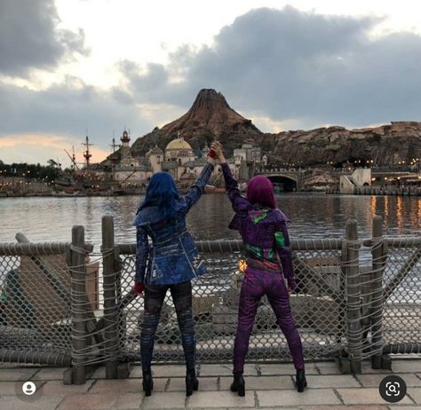 Hunger Games Finnick, Disney Descendants Characters, Descendants Pictures, Evie Descendants, Disney Descendants Movie, Descendants Characters, Cheyenne Jackson, Mal And Evie, Harry Hook