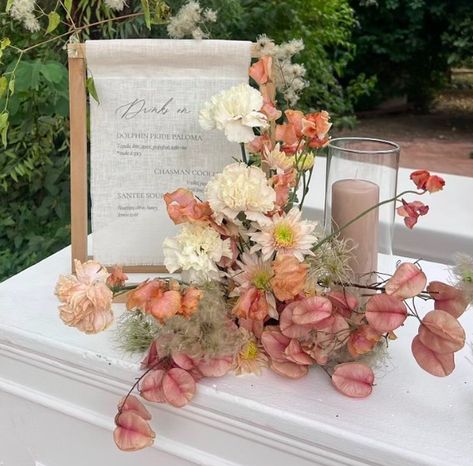 Bar Florals, Instagram Drinks, Wedding Bar Decor, Cocktail Hour Decor, Fall Wedding Color Schemes, Cocktail Hour Wedding, Flower Installation, July Wedding, Wedding Linens