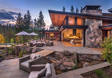 Modern home celebrates indoor-outdoor living in Sierra Nevada Mountains Uređenje Dvorišta, Mountain Home Exterior, Modern Mountain Home, Nevada Mountains, Casa Country, Mountain Style, Sierra Nevada Mountains, Modern Mountain, Custom House