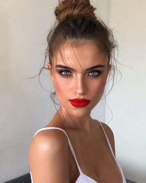 Red Lips Makeup Look, Smokey Eye Makeup Look, Red Lipstick Makeup, Red Lip Makeup, Valentines Day Makeup, Beauty Make-up, Trendy Makeup, Make Up Looks, Day Makeup