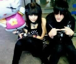 Emo, 2000's vibez, goth Princesa Emo, Mode Harajuku, Chica Punk, Emo Couples, Grunge Couple, Emo Princess, Emo Love, 2000s Emo, Scene Queens