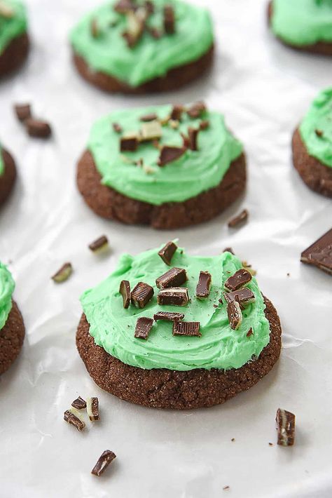 These Mint Chocolate Cookies are a delicious combination of a soft chewy chocolate sugar cookie and a delicious mint buttercream frosting. Mint Chocolate Cookies, Grasshopper Cookies, Mint Frosting, Spring Favorites, Christmas Treats For Gifts, St Patrick's Day Food, Chocolate Mint Cookies, Best Treats, Mint Brownies